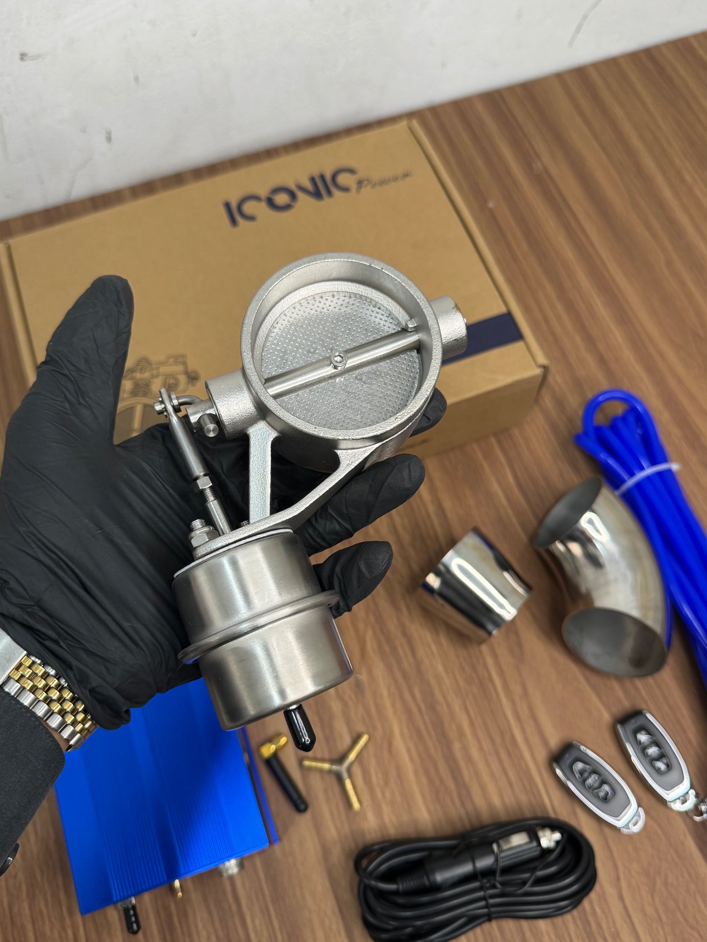 Iconic cut of exhaust